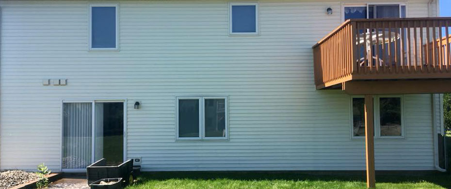 clean vinyl siding with soft washing service in west michigan